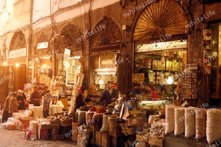 Eine Gasse mit Geschaeften im Souq in der Altstadt der Syrischen Hauptstadt Damaskus