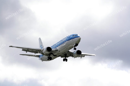 passagiermaschine beim landeanflug