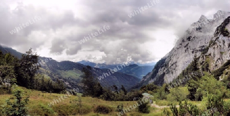 Dunkler Himmel im Kaisergebirge