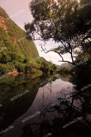 Die Landschaft am Nam Don oder Don River beim Dorf Tha Falang von Tham Pa Fa unweit der Stadt Tha Khaek in zentral Laos an der Grenze zu Thailand in Suedostasien.