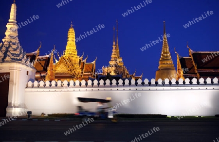 Das Tempelgelaende in der Abendstimmung mit dem Wat Phra Keo beim Koenigspalast im Historischen Zentrum der Hauptstadt Bangkok in Thailand. 