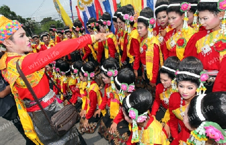 Menschen an der Festparade beim Bun Bang Fai oder Rocket Festival in Yasothon im Isan im Nordosten von Thailand. 