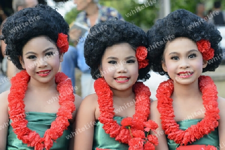 Taenzerinnen bei einem traditionellen Tanz im Santichaiprakan Park am Mae Nam Chao Phraya in der Hauptstadt Bangkok von Thailand in Suedostasien.