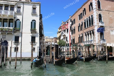 Pal?ste und parkende Gondeln in Venedig