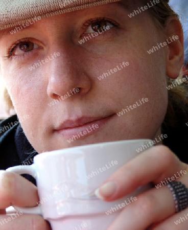 Frau mit Tasse