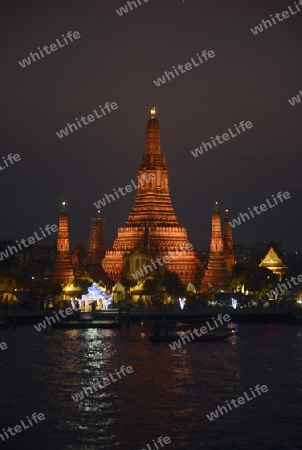 Die Tempelanlage des Wat Arun am Mae Nam Chao Phraya River in der Hauptstadt Bangkok von Thailand in Suedostasien.