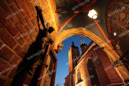 Der Rynek Glowny Platz mit der Marienkirche in der Altstadt von Krakau im sueden von Polen. 