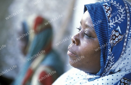 Eine Frau bei Bwejuu an der Ostkueste der Insel Sansibar im Indischen Ozean in Tansania in Ostafrika.