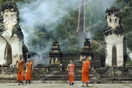 Der untere Teil des Tempel Wat Phra That Doi Kong Mu ueber dem Dorf Mae Hong Son im norden von Thailand in Suedostasien.