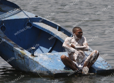 Ein Mann sitzt auf einem Boot, als er sich w?scht in den Nil in Kairo