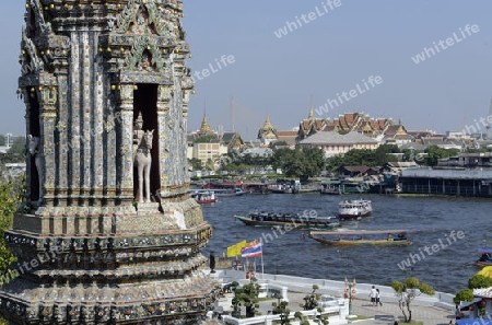 Die Tempelanlage des Wat Arun am Mae Nam Chao Phraya River in der Hauptstadt Bangkok von Thailand in Suedostasien.