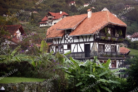 Amerika, Suedamerika, Venezuela, Deutsche Kolonie, Colonia Tovar, Bergdorf,  Ein traditionelles Schwarzwaelder Chalet Haus im Bergdorf Colonia Tovar der ehemaligen Deutschen Kollonie aus dem Schwarzwald in der Tropischen Berglandschaft von Aragua i