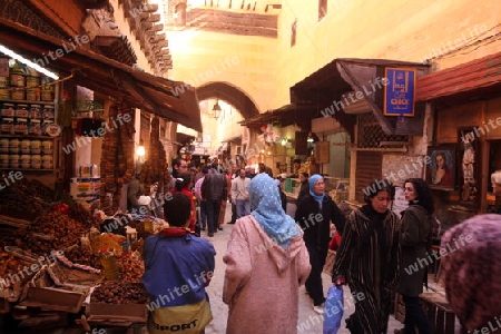 Menschen auf dem Souq in der Medina oder Altstadt in Fes im Norden von Marokko in Nordafrika.