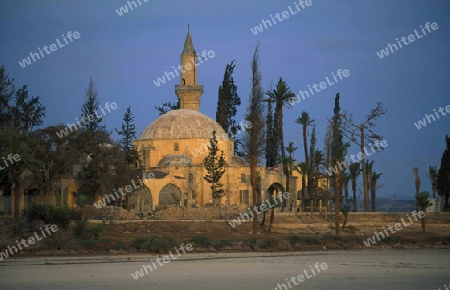 Die Moschee Chala Sultan Tekke am Salzsee in Larnaka im sueden von Zypern im Mittelmeer. 