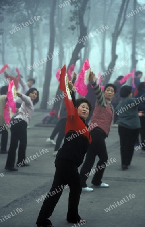 people making Tai Chi in the morning in the city of Chengdu in the provinz Sichuan in centrall China.