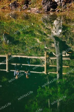 Wilder Bergsee im milden Herbst