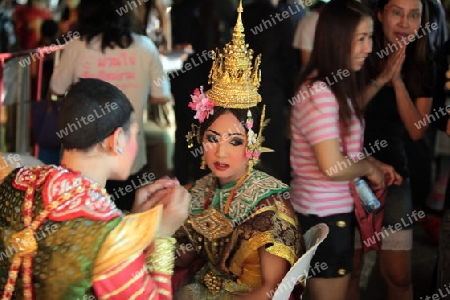 Traditionelle Taenzerinnen tanzen in einem Park in Chiang Mai im Norden von Thailand. 