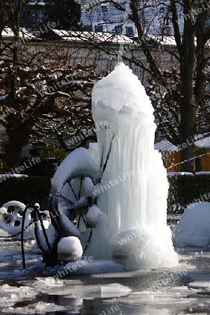 Ein Wasserspiel im Basler Tinguely-Brunnen ist unter einem dicken Eispanzer erstarrt
