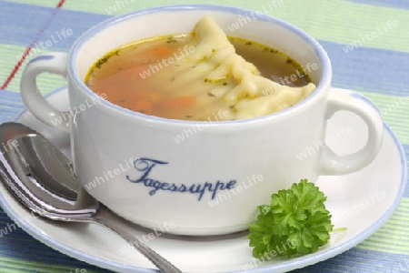 Maultaschensuppe auf hellem Hintergrund