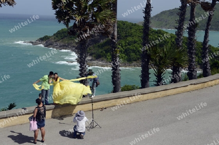 Ein Hochzeitspaar bei einem Fototermin am Aussichtspunkt Kap Promthep bei der Rawai Beach im sueden der Insel Phuket im sueden von Thailand in Suedostasien.