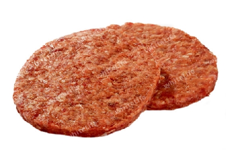 Rohe Hamburger auf hellem Hintergrund