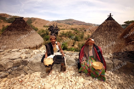 Ein Bauer in Zeremonieller Kleidung vor seinem Haus in einem Bauerndorf beim Bergdorf Maubisse suedlich von Dili in Ost Timor auf der in zwei getrennten Insel Timor in Asien