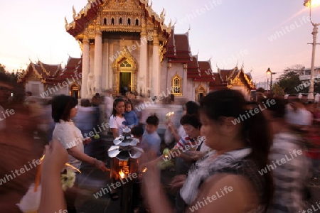 Die Tempelanlage des Wat Benchamabophit bei einer Religioesen Zeremonie in Bangkok der Hauptstadt von Thailand in Suedostasien.