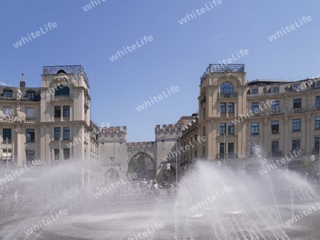 M?nchen - Stachus Springbrunnen mit Karlstor