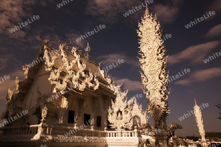 Der Tempel Wat Rong Khun 12 Km suedlich von Chiang Rai in der Provinz chiang Rai im Norden von Thailand in Suedostasien.