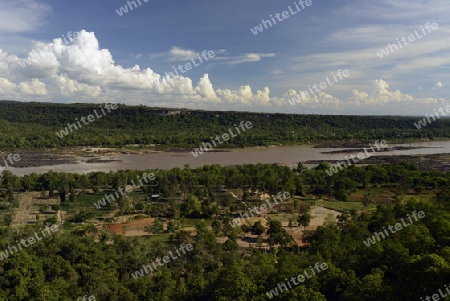 Die Landschaft mit Sicht auf den Mekong River vom Pha Taem Nationalpark bei Khong Chiam in der Umgebung von Ubon Ratchathani im nordosten von Thailand in Suedostasien.