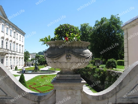 Garten hinter der Steinmauer