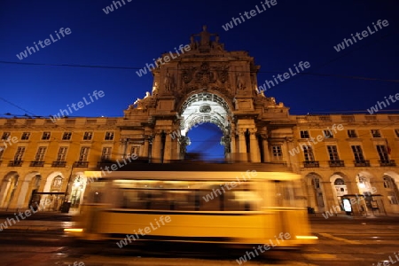 Ein Tram auf dem Praca do Comercio in der Innenstadt der Hauptstadt Lissabon in Portugal