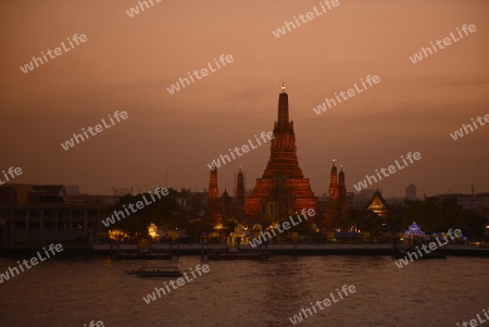 Die Tempelanlage des Wat Arun am Mae Nam Chao Phraya River in der Hauptstadt Bangkok von Thailand in Suedostasien.