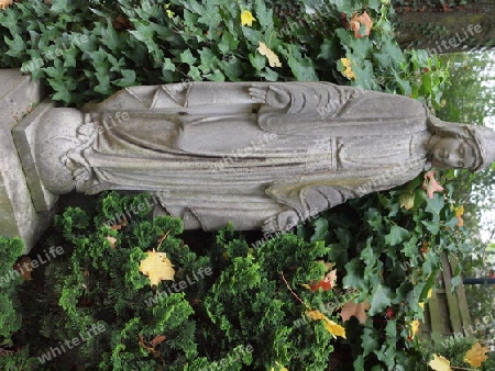 Skulptur im Laub