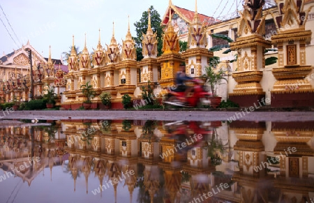 Der Tempel Wat Sainyaphum in der Stadt Savannahet in zentral Laos an der Grenze zu Thailand in Suedostasien.