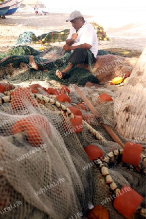 Suedamerika, Karibik, Venezuela, Isla Margarita, Ostkueste, Manzanillo, Dorfstrand, Fischer, Fischernetz, Arbeit, Alltag, Mann, Strand, Beach, Meer,   