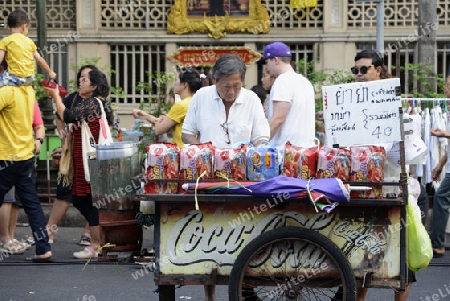 Ein Marktstand beim Strassenmarkt bei einem Fest beim Santichaiprakan Park am Mae Nam Chao Phraya in der Hauptstadt Bangkok von Thailand in Suedostasien.