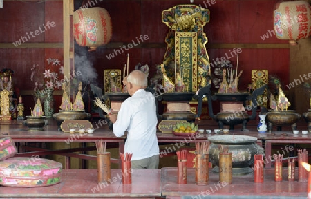 Ein Chinesischer Tempel bei der Saphan Taksin Bruecke am Mae Nam Chao Phraya River in der Hauptstadt Bangkok von Thailand in Suedostasien.