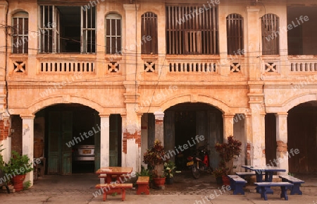 Ein kolloniales Haus in der Stadt Savannahet in zentral Laos an der Grenze zu Thailand in Suedostasien.