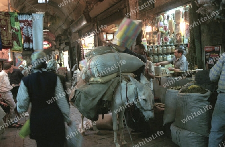 Der Souq oder Markt in der Medina der Altstadt von Aleppo im Norden von Syrien im Nahen Osten.