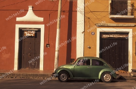 Ein VW Kaefer in der Altstadt von Valladolid im Staat Yucatan auf der Halbinsel Yuctan im sueden von Mexiko in Mittelamerika.  