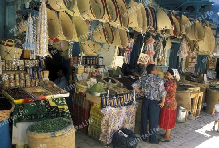 Gewuerze und Lebensmittel auf dem Souq oder Markt in der Altstadt oder Medina von Sousse am Mittelmeer  in Tunesien in Nordafrika.   