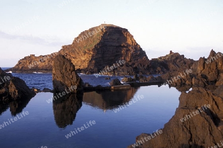 Europa, Atlantischer Ozean, Portugal, Insel, Madeira, Porto Moniz, Meer, Landschaft, Pool, Schwimmbad, Kueste,
Ein Sonnenuntergang an der Kueste beim Dorf Porto Moniz im Norden Insel Madeira im Atlantischen Ozean, Portugal,      (Urs Flueeler) 