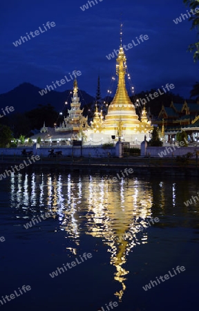 Der Tempel Wat Jong Kham und Jong Klang am See Nong Jong Kham im Dorf Mae Hong Son im norden von Thailand in Suedostasien.