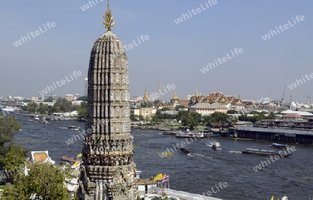 Die Tempelanlage des Wat Arun am Mae Nam Chao Phraya River in der Hauptstadt Bangkok von Thailand in Suedostasien.