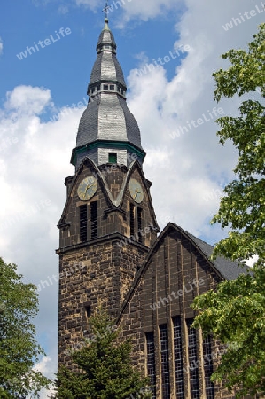 Kirche k?sst Wolken