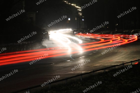 Stra?e bei Nacht mit Verkehr