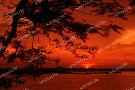 Sonnenuntergang am Grenzfluss Mekong River in Stadt Savannahet in zentral Laos an der Grenze zu Thailand in Suedostasien.