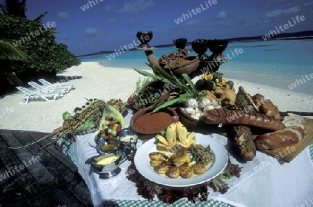 Ein Restaurant an einem Traumstrand auf einer Touristen Insel auf dem Malediven im Indischen Ozean.