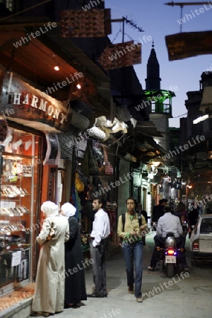 Eine Gasse mit Geschaeften im Souq in der Altstadt der Syrischen Hauptstadt Damaskus